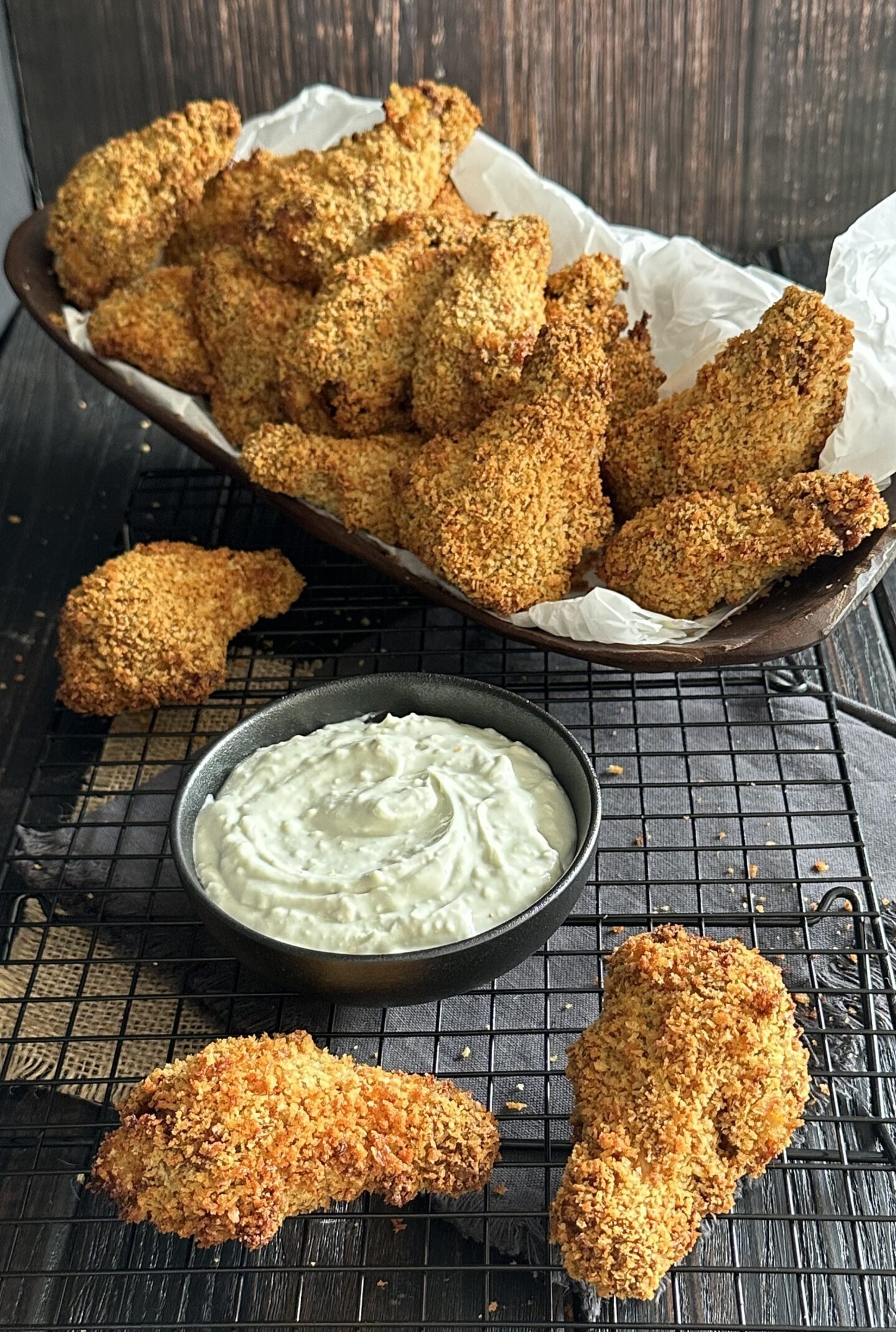 Oven fried chicken wings with blue cheese sauce Oven fried chicken wings with blue cheese sauce